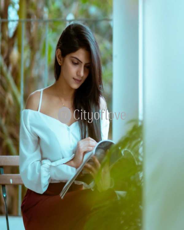 Most Beautiful Slim Call Girl High Profile Service