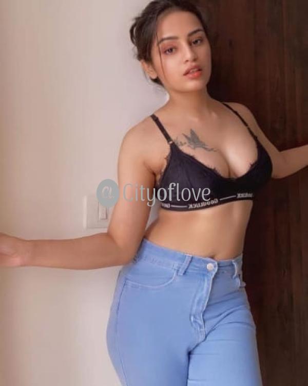 Housewife Lady Offers VIP Service in Cash Payment