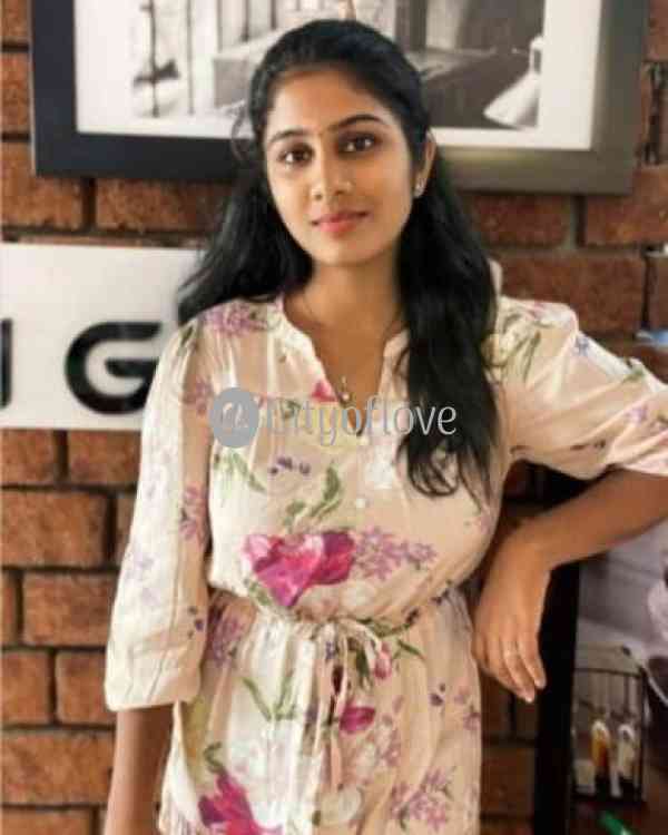 Stylish Look and Slim Figure Call Girl Give Proper Enjoyment
