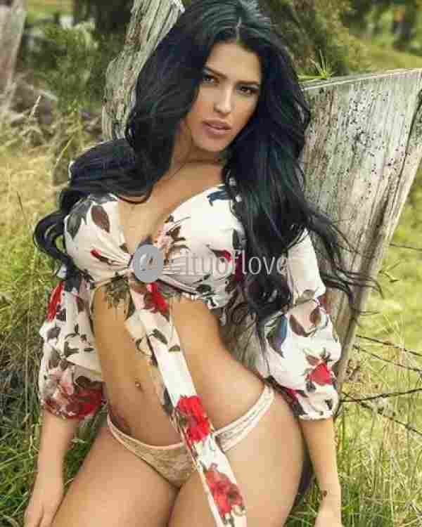 Attractive and Sensual Look Call Girl at Affordable Price